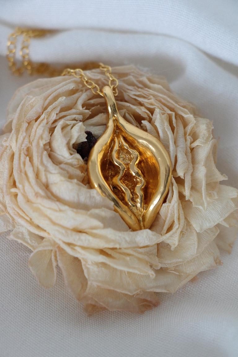 Amulet Yoni Love Gold