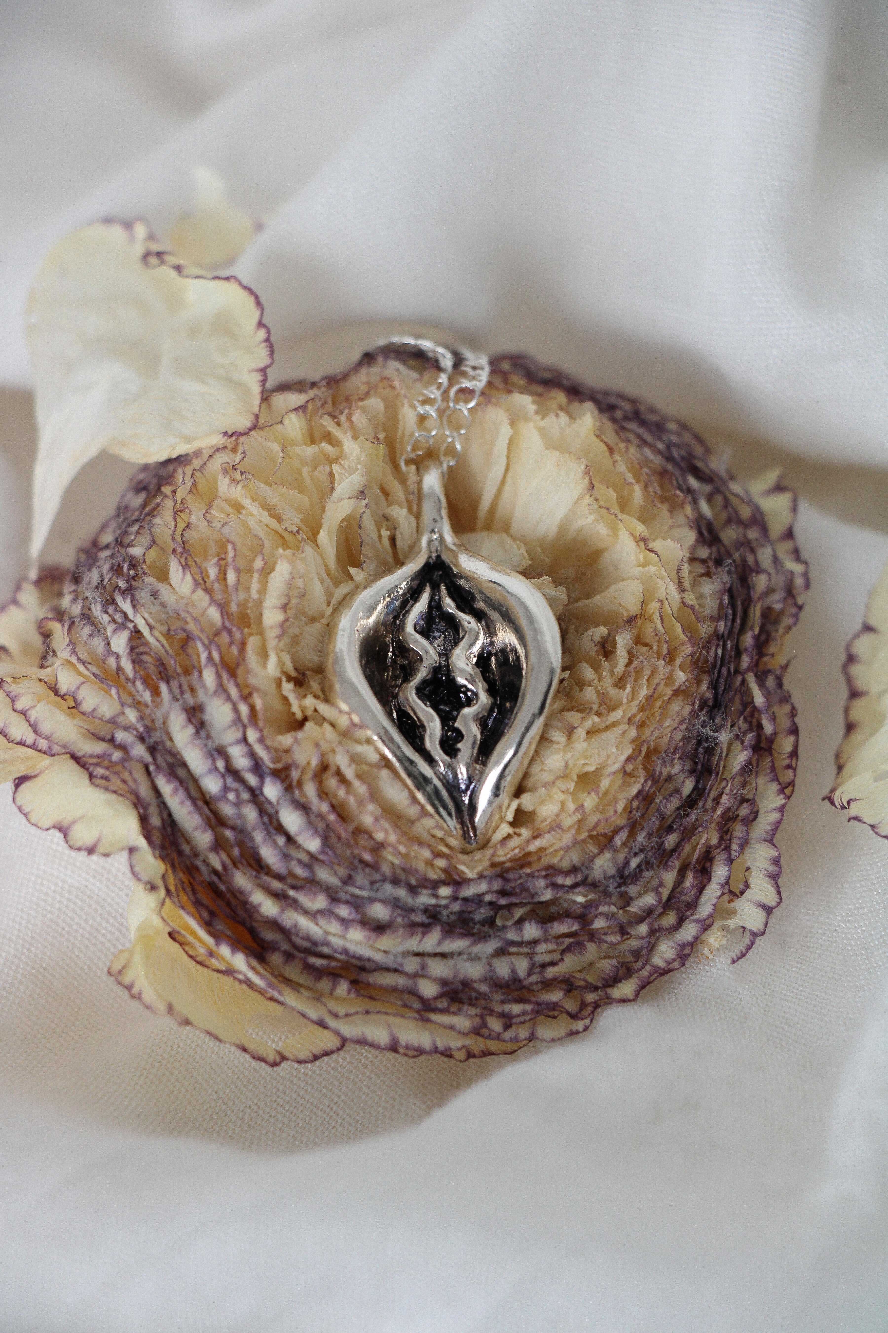 Amulet Yoni Love silver