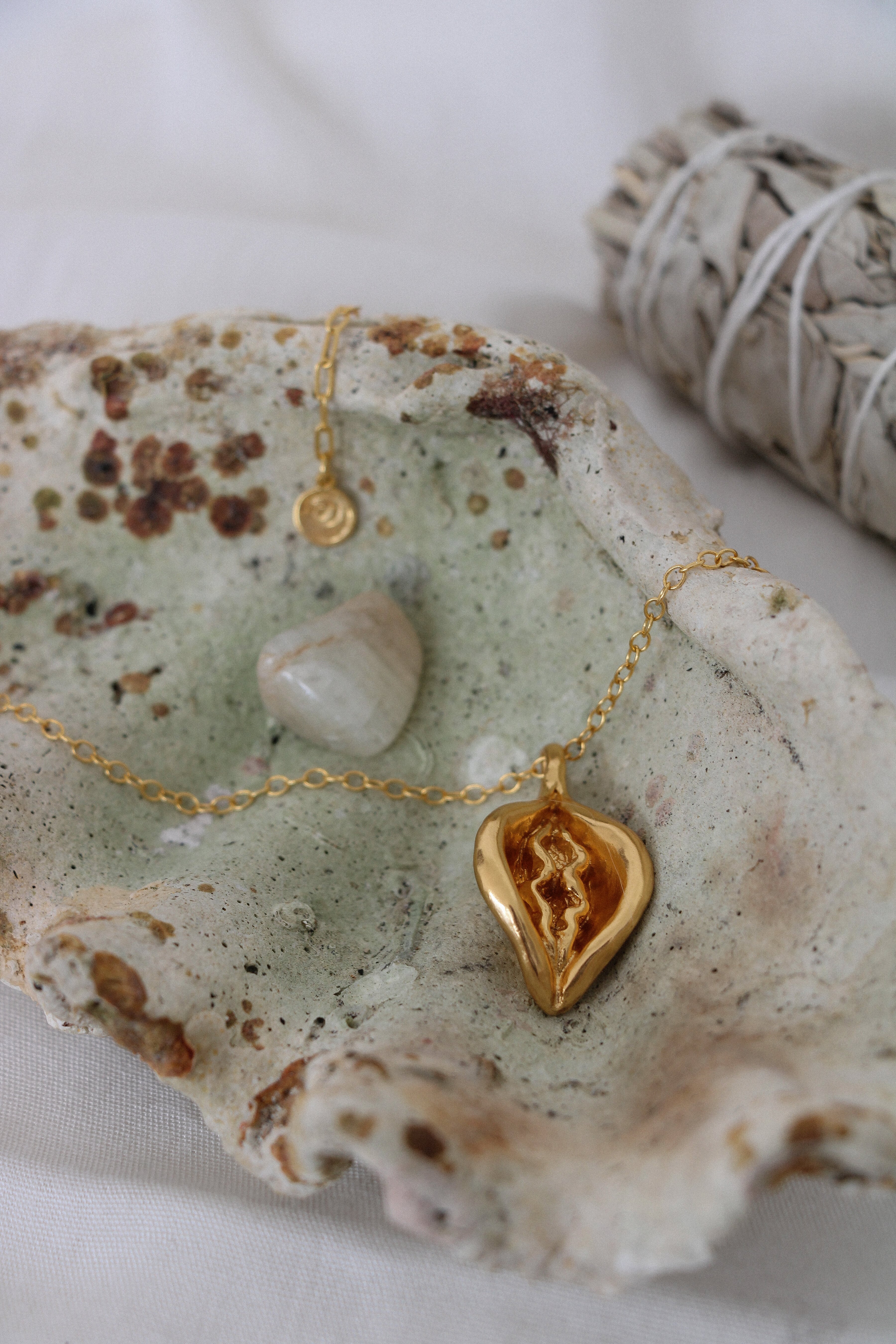 Amulet Yoni Love Gold